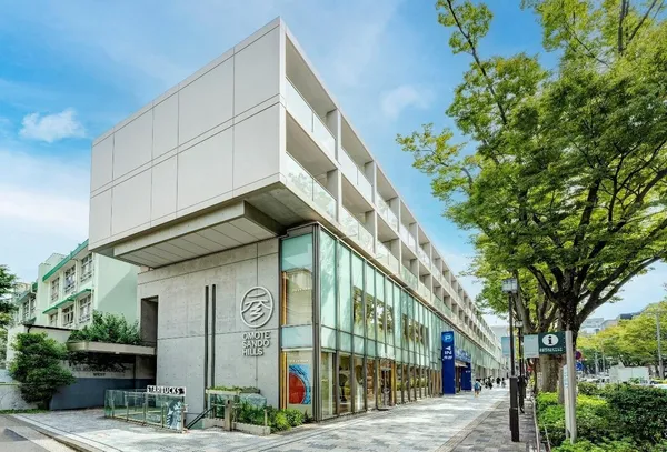 OMOTESANDO HILLS 是安藤忠雄所設計的清水混凝土建築之一