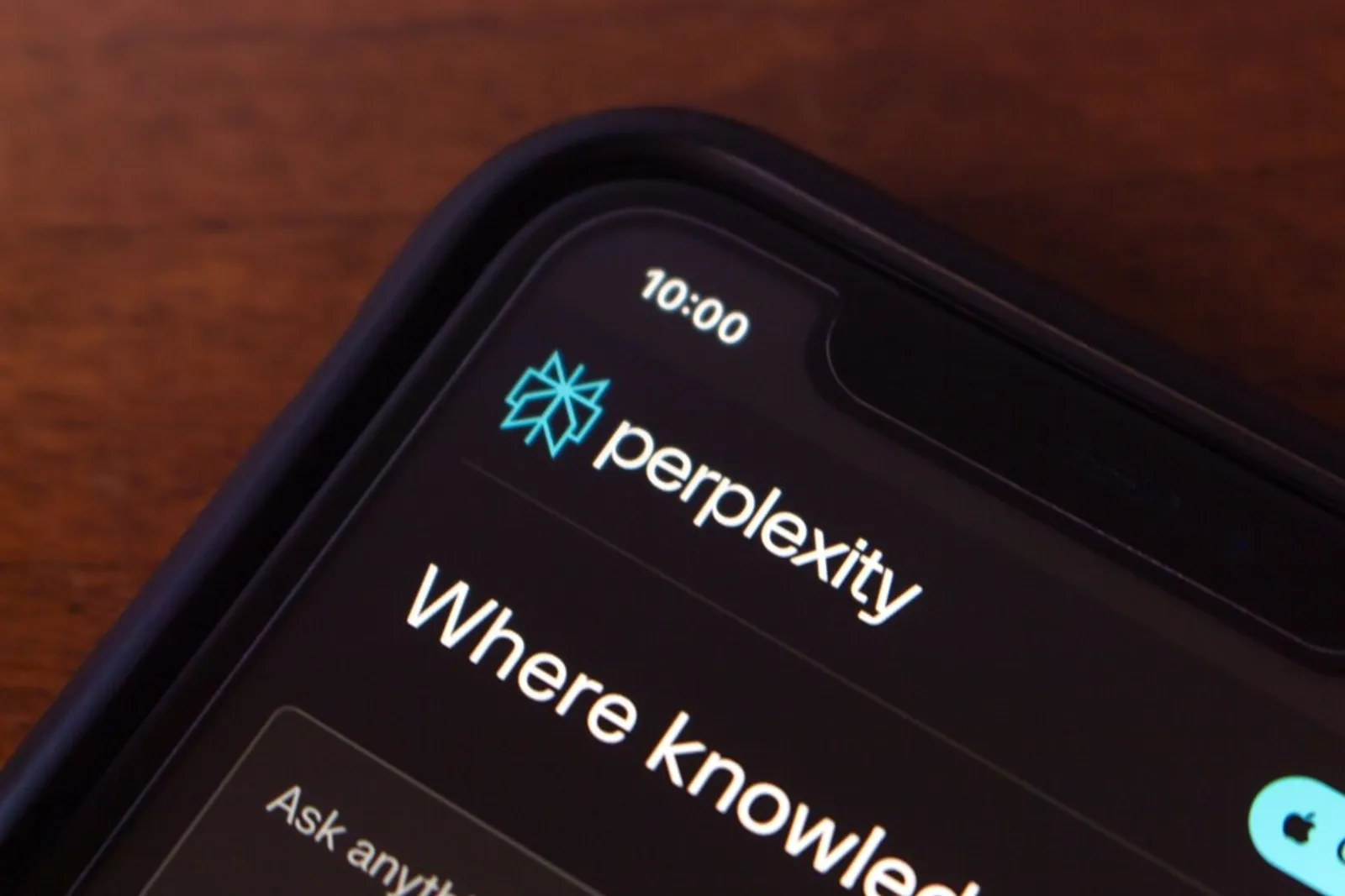 爆紅靠行銷還是產品？曾被黃仁勳稱讚的AI 搜尋引擎Perplexity，下載量暴跌80%！四大原因解析｜未來商務