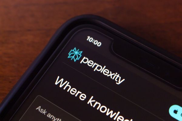  黃仁勳推薦也沒用，Perplexity App下載量崩跌 80%！為何留不住用戶？