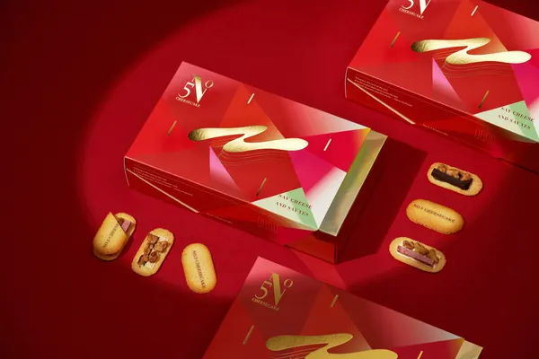 圖1：奶油堅果夾心脆餅禮盒2025全新節日限定色璨金紅，售價$320元／8入一盒（單一口味）。© N