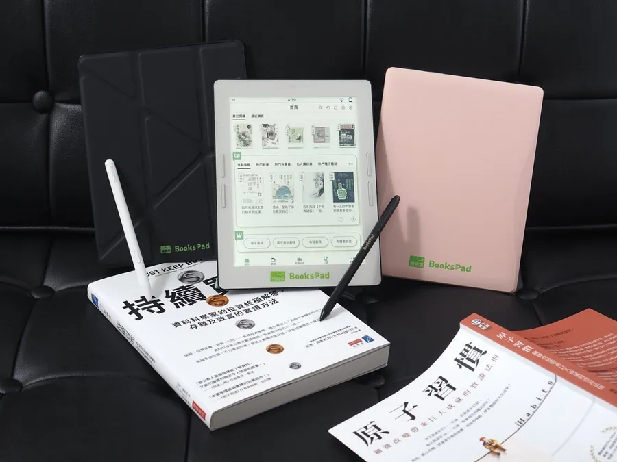 博客來BooksPad進駐7-11！7.8吋彩色閱讀器預購價6,999元：如何對決momo、誠品？