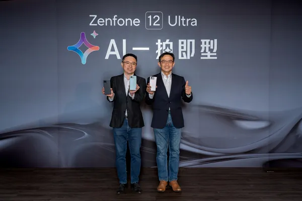 華碩電腦全球副總裁 林宗樑(右)與華碩手機全球營銷處處長 張舜翔展示最新Zenfone 12 Ult