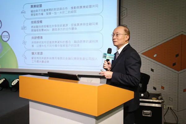 國泰金控擔任「異業生態共創」工作圈創始召集人，由國泰金控資訊長吳建興提 出「聯合學習技術授權案」、「