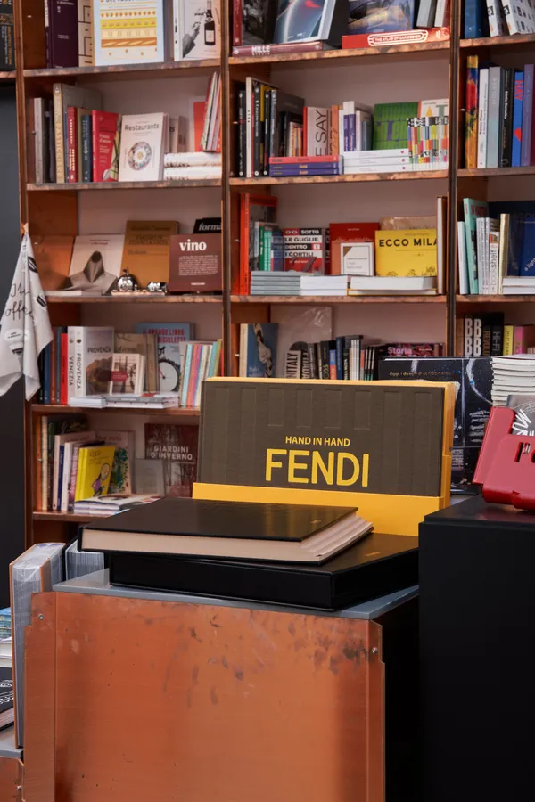 FENDI 進駐米蘭的書店與書報攤