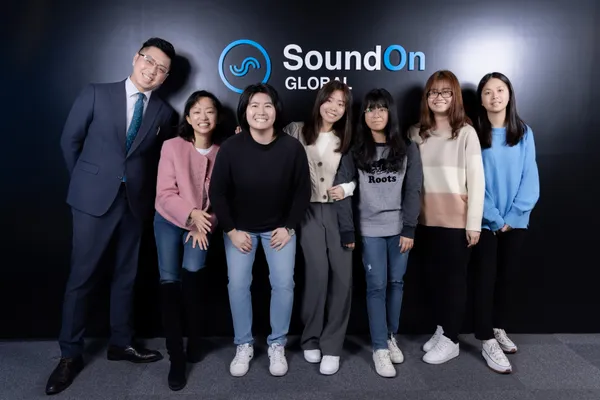 (左1) FlexSystem台灣區業務暨行銷總監與(右) SoundOn團隊，攜手合作。