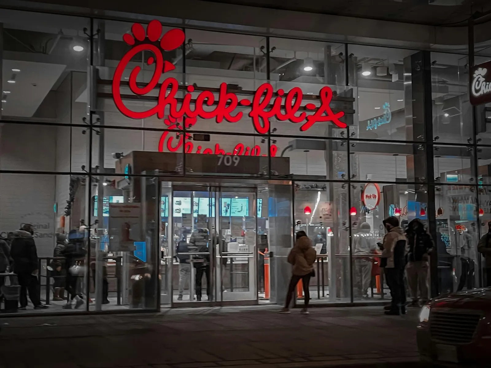 每 13 秒就能服務一台車！美式速食品牌 Chick-fil-A 如何用無人機與大數據革新得來速服務