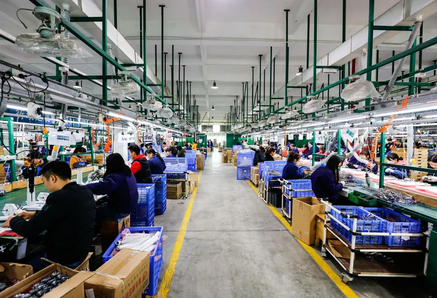 營運慘，伺服器及電源供應器廠商187人放無薪假！製造業2400人仍占最多