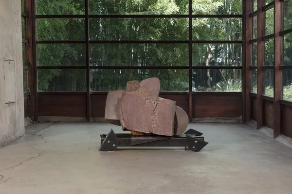 Helmut Lang 跨足雕塑界