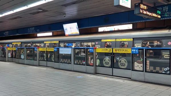 吉伊卡哇壽司主題店華山開張！「板南線」彩繪列車、迴轉壽司吧台場景等亮點一次看