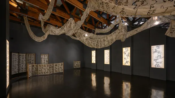 橫山書法藝術館「當下・朱振南書藝展」開展！〈機場之歌〉原作首曝光，以鏡廳、紙燈呈現 60 件書法創作