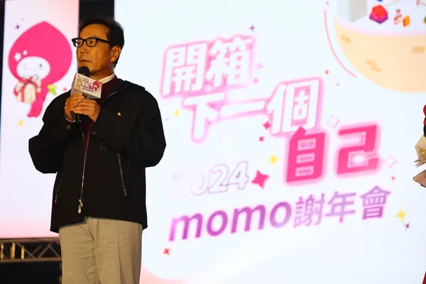 momo富邦媒謝年會呼應20週年以「開箱下一個自己」為主題，邀請數千名同仁於南港展覽館席開近300桌