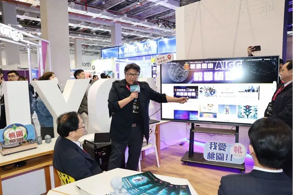 桃園六＿智慧教育展區展示AIGC教育行動方案，運用AI技術打造數位學習新體驗，提升學生創意與數位素養