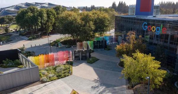Google 總部變身色彩洪流！Emmanuelle Moureaux《100 colors no.52》重塑科技空間