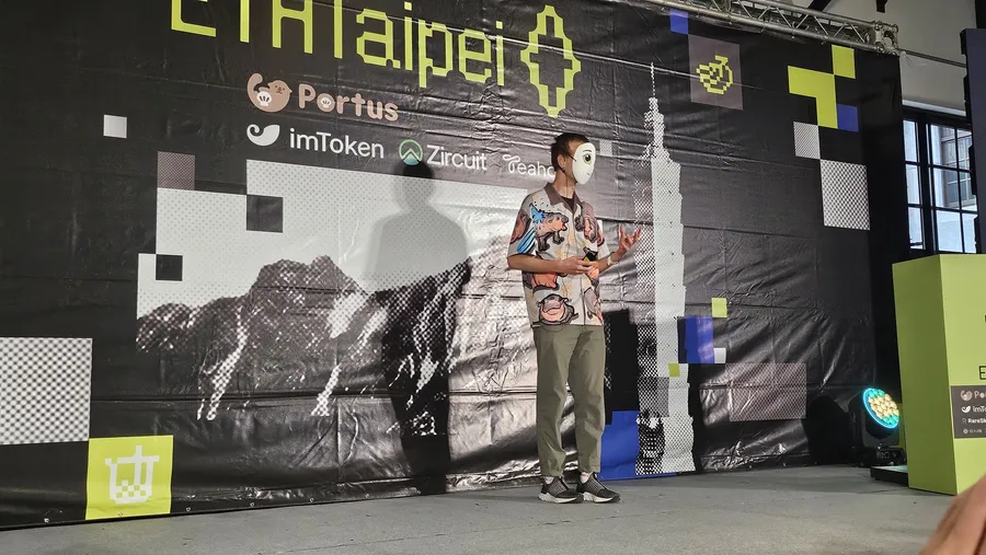 V神ETH Taipei登台開講！頭戴面具、身穿河馬衣，今年裝扮有何意義？