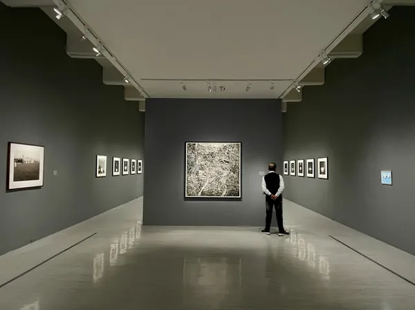 北美館「時代劇場：當代影像的複數演繹」