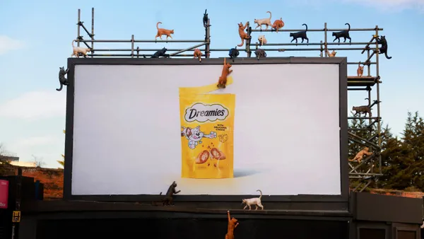 連貓咪都不擇手段！貓咪零食品牌「DREAMIES」最新廣告，手作數百隻貓咪包圍戶外廣告看板