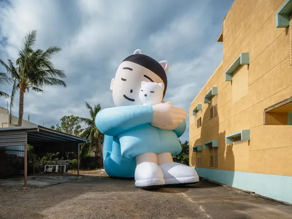 ！屏東看海美術館戶外展「怪獸代班」