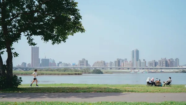 【詹偉雄專欄】休息，一定要為了「走更長遠的路」嗎？談休息與工作的現代意義