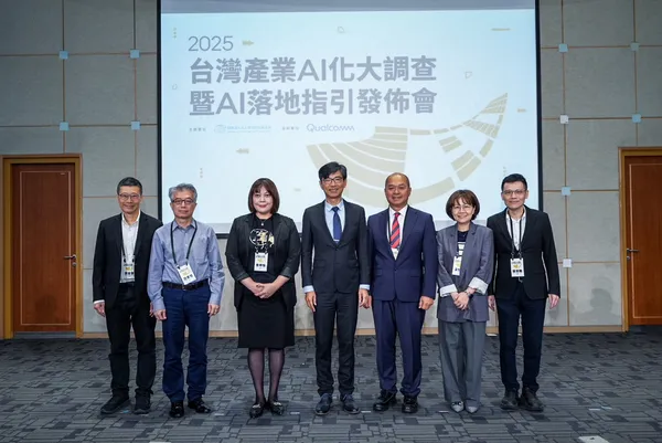從左至右依次為：財團法人人工智慧科技基金會常務董事張益肇（左一）、國立臺北科技大學管理學院院長范書愷