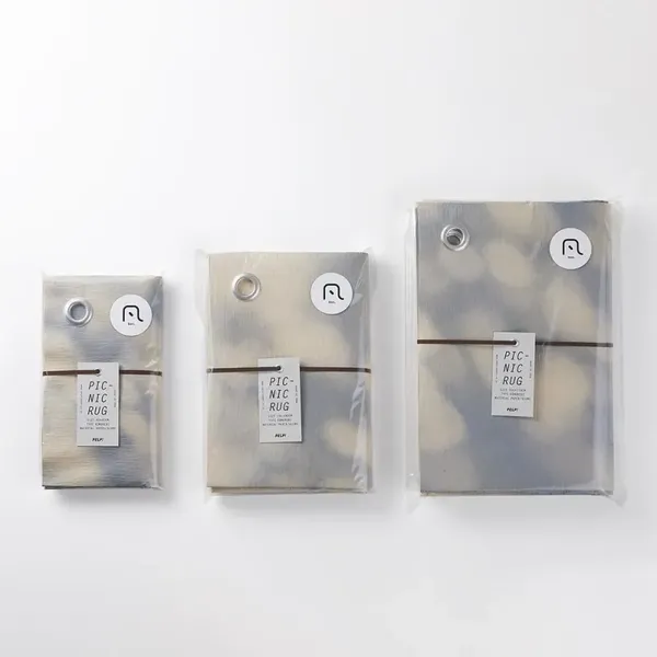將樹葉間隙的光影做成野餐墊