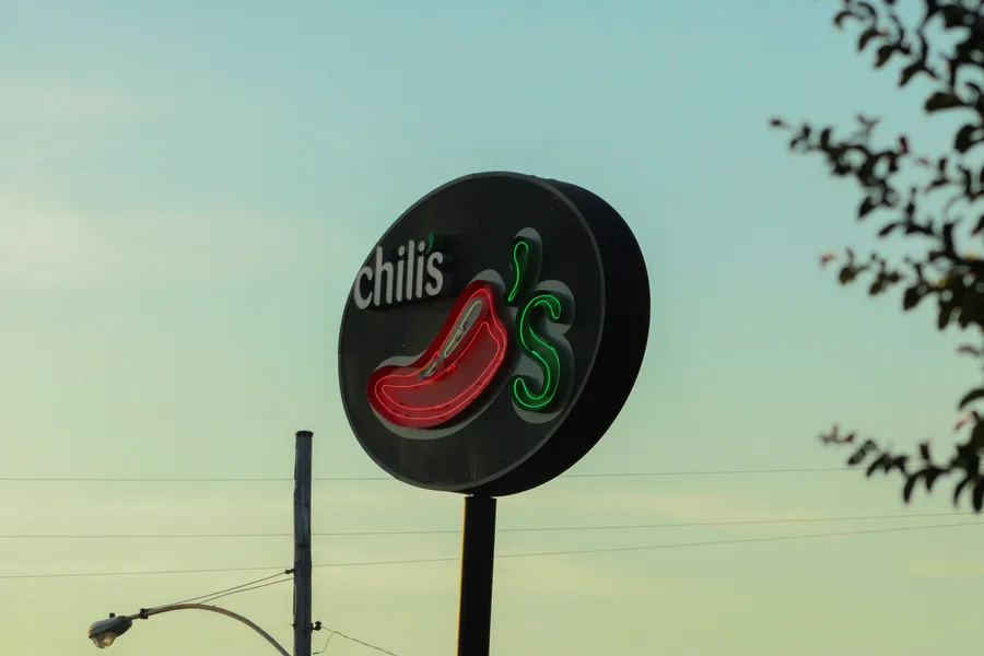 麥當勞漲價太兇？解密美式餐廳Chili’s如何靠「通膨憤怒」大賺消費者，股價一年飆3倍