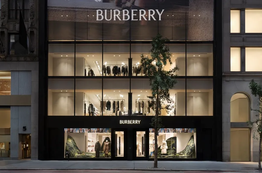 Burberry裁員1,700人！撙節開支讓股價倒漲逾25%：百年經典格紋，為何魅力不再？