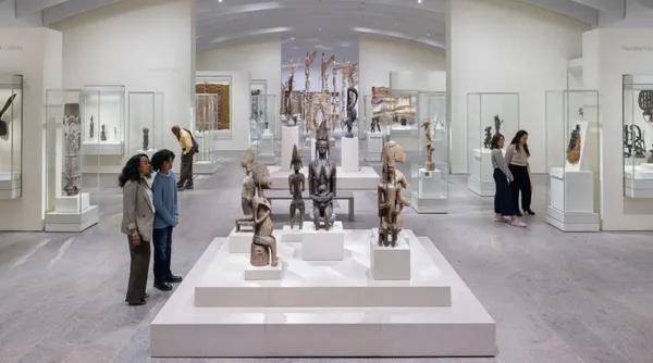 大都會博物館 Rockefeller 展廳開放！重啟 500 米長玻璃落地窗，打造通透、輕盈的展覽空