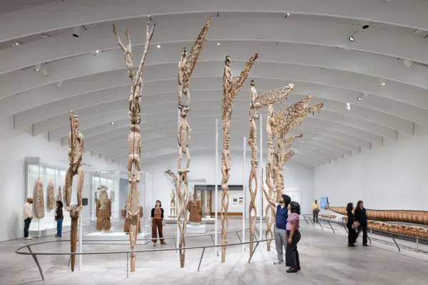 大都會博物館 Rockefeller 展廳開放！重啟 500 米長玻璃落地窗，打造通透、輕盈的展覽空
