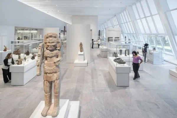 大都會博物館 Rockefeller 展廳開放！重啟 500 米長玻璃落地窗，打造通透、輕盈的展覽空