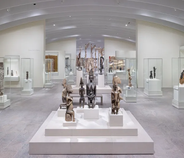 大都會博物館 Rockefeller 展廳開放！重啟 500 米長玻璃落地窗，打造通透、輕盈的展覽空