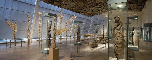 大都會博物館 Rockefeller 展廳開放！重啟 500 米長玻璃落地窗，打造通透、輕盈的展覽空