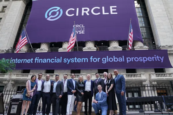 Circle 執行長 Jeremy Allaire 與公司成員合照，慶祝 Circle IPO 上市