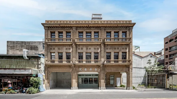 鹿港「長源醫院-歷史影像館」開幕！修繕百年建築，和洋茶席、雜誌圖書館等風格品牌進駐