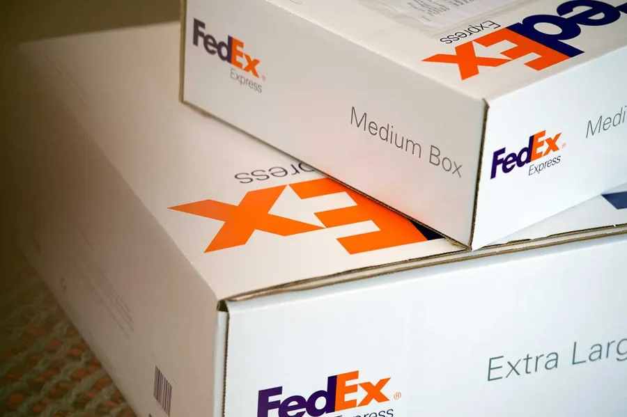 AI代理有職稱了！FedEx打造「經理、審查、工作代理」3種層級，讓AI轉型一次做到位