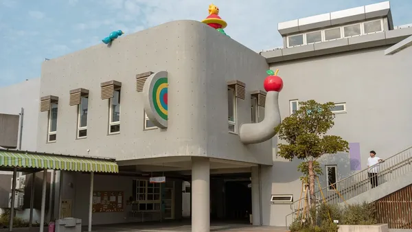 當清水模幼稚園變成一頭大象！藝術家吳騏為台南幼兒園加上象鼻、象耳，讓校園可愛得剛好
