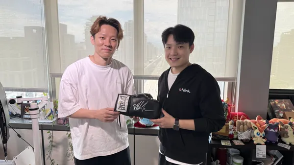 HiLink創辦人吳復辰送AmazingTalker趙捷平拳王泰森親筆簽名拳擊套.jpeg