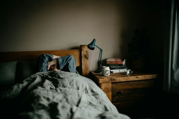  躺下來，又數羊到天亮？諮商心理師揭：這種人容易失眠