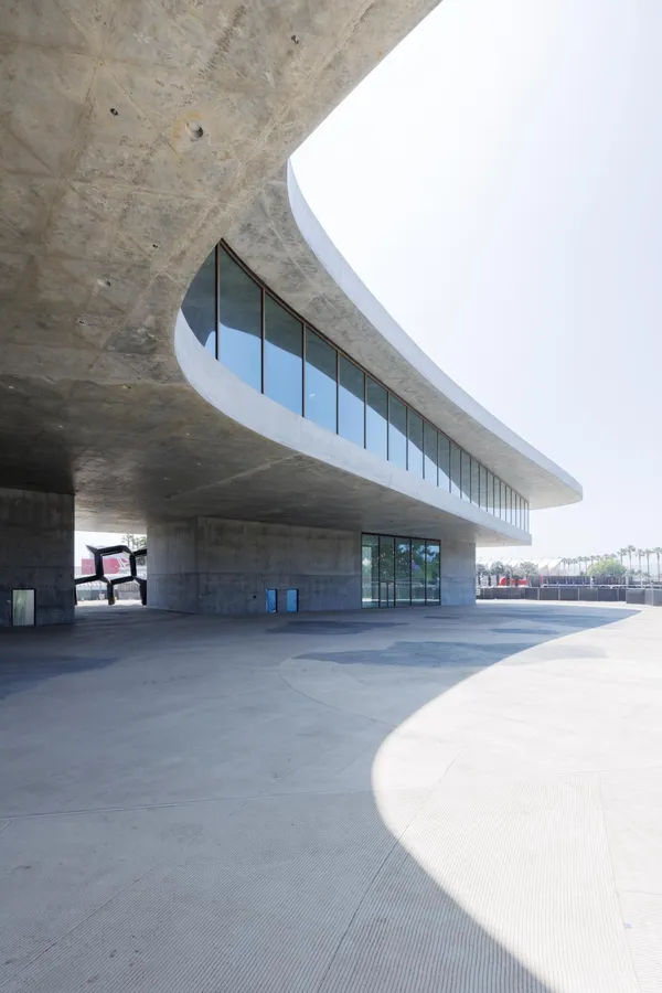 瑞士建築大師 Peter Zumthor 攜手 SOM 打造懸浮藝術長廊
