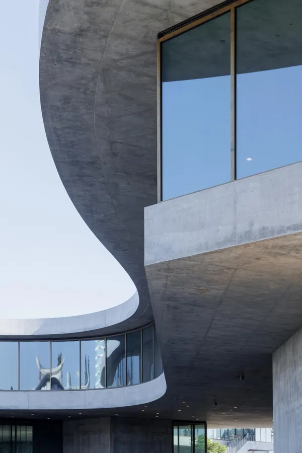 瑞士建築大師 Peter Zumthor 攜手 SOM 打造懸浮藝術長廊