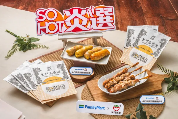 【圖】SOHOT炎選現烤點心櫃更推出「金門高粱酒醬燒後腿捲」、「金門高粱酒鹽麴雞肉串」，以獨特炭火燒