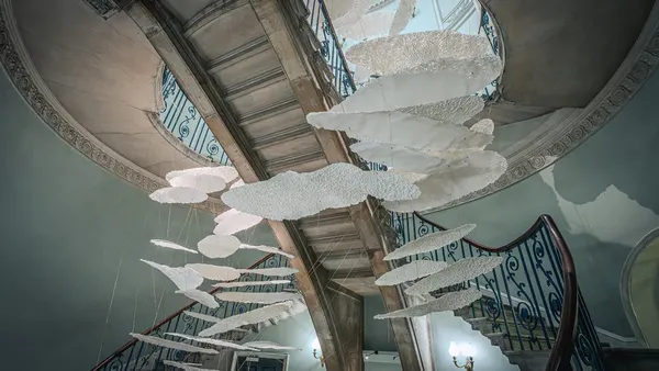 隈研吾新作《Paper Clouds》在倫敦！70 朵手工打造紙雲懸浮，演繹和紙與百年建築的詩意對話