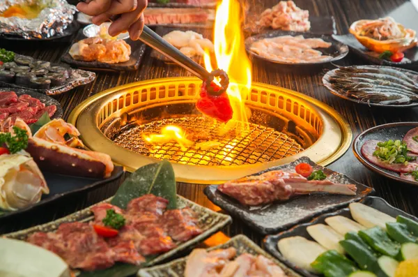 【新聞圖說6】胡同燒肉以職人精神，秉持著深根台灣20年的初店初心，提供日式精緻燒肉與專業桌邊服務，讓