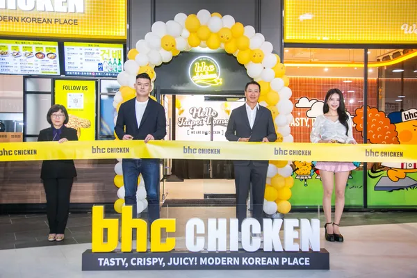 【新聞圖片3】BHC炸雞將於11月11日正式營運，(左一)遠東SOGO百貨副總經理吳素吟、(左二)橘