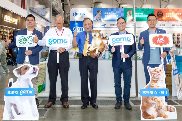 大成集團董事長韓家宇（中）攜gomo固牧寵糧代言柴犬Lulu一同在寵物展亮相.jpg