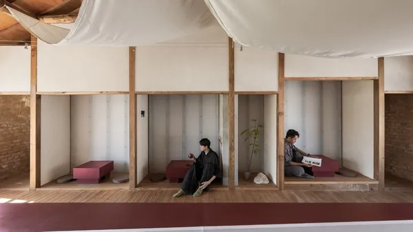 神諭咖啡進駐高雄鳳山黃埔新村！以「克制」為概念，十幸制作將傢俱化為老屋空間的「脈搏」