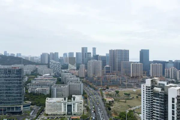 OMA 以白色陶瓷條紋打造 105 公尺摩天大樓