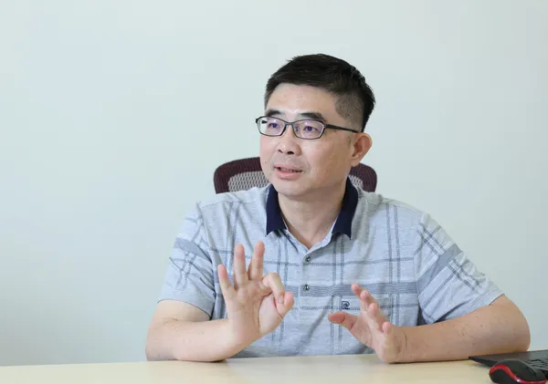 晶焱科技設計開發部資深經理楊鴻銘博士說明，透過磁場感測可精準掌握電流變化，尤其適用於電動車與AI伺服