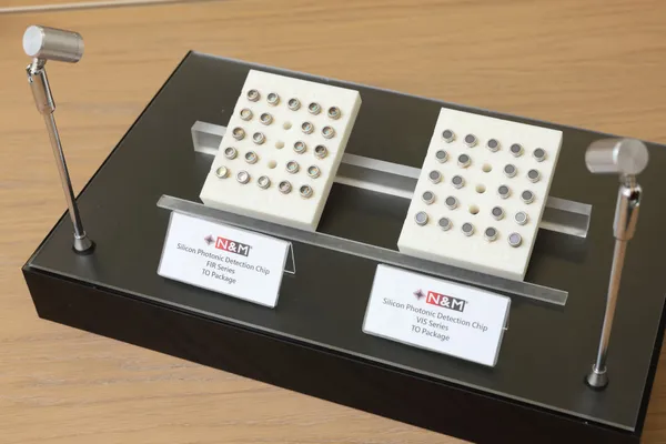 台灣奈微光所研發的矽光子感測晶片樣品，針對多波段應用所設計的多樣化解決方案。