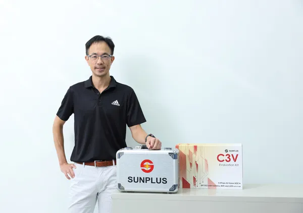 凌陽產品總監黃興生展示C3平台，奠定了推動 AI 視覺晶片C5平台的基礎。