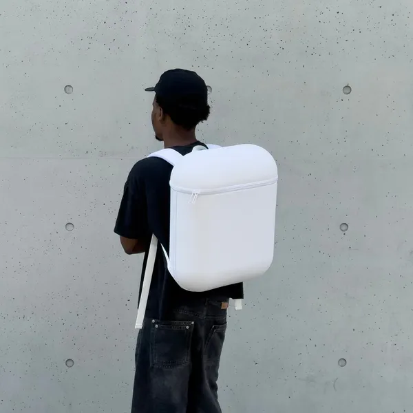 AirPods 變身巨型「 AIRPACK 」背包 (2).jpg
